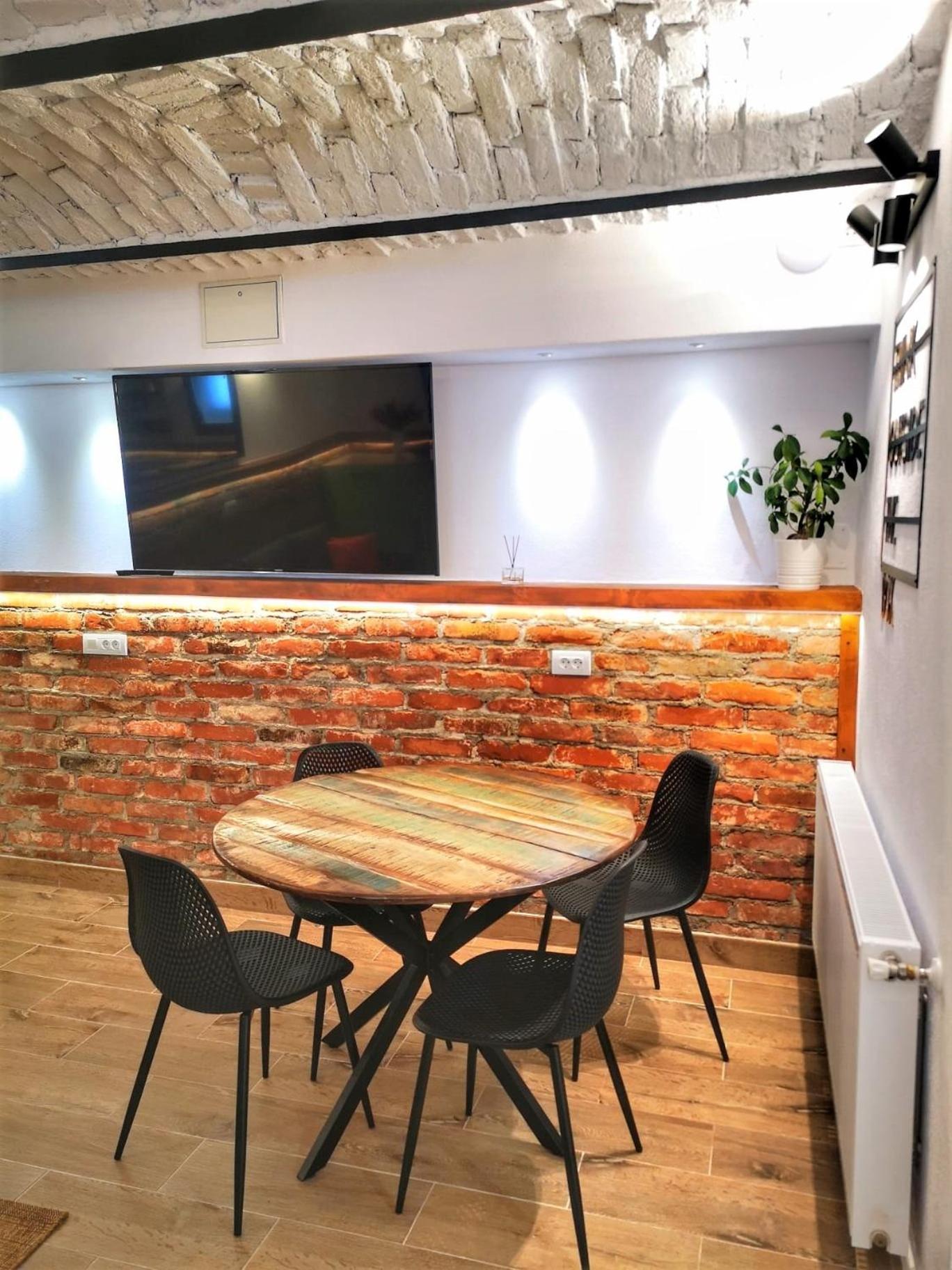 T House Apartment Sibiu Bagian luar foto